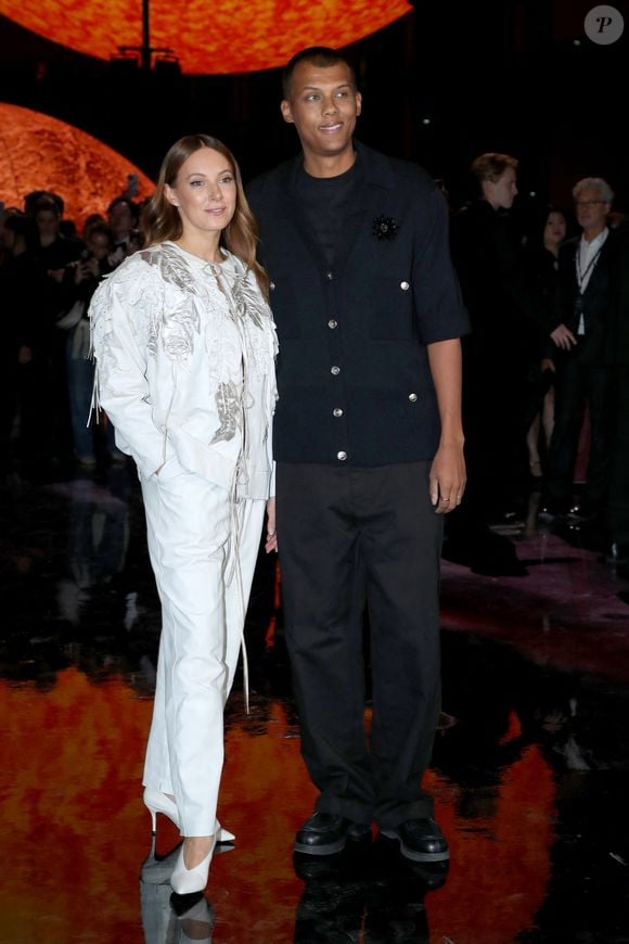 Cette nouvelle est en tout cas un beau cadeau d'anniversaire pour Stromae, qui fête ses 41 ans ce jeudi.

Coralie Barbier et Stromae - Célébrités au Défilé Chanel, Collections Prêt-à-porter Printemps / Eté 2026, dans le cadre de la Fashion Week de Paris. Au Grand Palais à Paris, France, le 06 Octobre 2025.

© Bertrand Rindoff / Bestimage