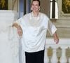 "Quand je joue au théâtre, je continue à avoir mal, mais je réussis à faire avec", a-t-elle confié.

Carole Bouquet au premier défilé Chanel "Collection Haute Couture Automne/Hiver 2026-2027" lors de la Fashion Week de Paris, le 7 juillet 2026.

© Pauline Mourey / Bestimage