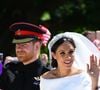 Ce lundi 19 mai 2025, les Sussex - désormais installés en Californie depuis le Megxit - célèbrent leurs noces de laine. Il y a sept ans jour pour jour, les parents d'Archie et Lilibet s'unissaient à la chapelle St George de Windsor !
Le prince Harry, duc de Sussex, et Meghan Markle, duchesse de Sussex, en calèche à la sortie du château de Windsor après leur mariage le 19 mai 2018.