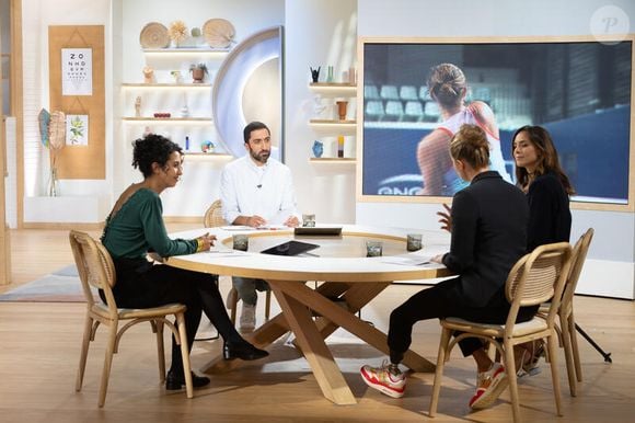 Estelle Lefébure, habituée de la télévision, arrive en tant que chroniqueuse dans "Le Mag de la Santé" sur France 5.  Jimmy Mohamed et son équipe sur le plateau du Mag de la santé