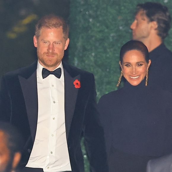 Sur cette photo, le prince Archie prend son père dans ses bras

Le prince Harry et Meghan Markle ont été vus quittant la célébration du 70e anniversaire de Kris Jenner qui s'est tenue dans la somptueuse propriété de Jeff Bezos à Beverly Hills en 2025.
Crédit : Backgrid USA / Bestimage