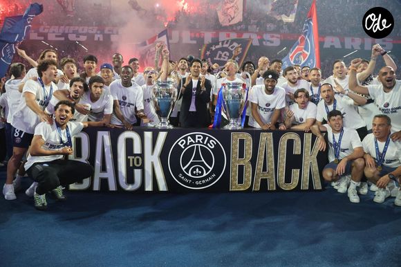 Nasser Al-Khelaifi, président du PSG, en compagnie des joueurs Illya ZABARNYI du Paris Saint-Germain, Dro FERNANDEZ du Paris Saint-Germain, Joao NEVES du Paris Saint-Germain, Willian PACHO du Paris Saint-Germain, Désiré DOUÉ du Paris Saint-Germain, Warren ZAIRE-EMERY du Paris Saint-Germain, Gonçalo RAMOS du Paris Saint-Germain, Nuno MENDES du Paris Saint-Germain, Khvicha KVARATSKHELIA du Paris Saint-Germain, Matvey SAFONOV du Paris Saint-Germain, Quentin NDJANTOU du Paris Saint-Germain, Ibrahim MBAYE du Paris Saint-Germain, VITINHA du Paris Saint-Germain, MARQUINHOS du Paris Saint-Germain, Ousmane DEMBELE du Paris Saint-Germain, Achraf HAKIMI du Paris Saint-Germain, Senny MAYULU du Paris Saint-Germain, Lucas BERALDO du Paris Saint-Germain, Fabián RUIZ du Paris Saint-Germain, Lucas CHEVALIER du Paris Saint-Germain, Lucas HERNANDEZ du Paris - Le PSG célèbre son titre de champion d'Europe 2026 avec ses supporters au Parc des Princes à Paris le 31 mai 2026. 
©  Pool / Xavier Laine via PsnewZ / Bestimage
