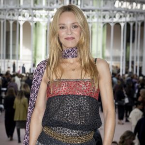 L'atmosphère pittoresque, vivante et lumineuse de ce célèbre quartier du 18e arrondissement a profondément inspiré la chanteuse.

Vanessa Paradis au Front Row du défilé de mode féminine Chanel printemps-été 2025 lors de la Fashion Week de Paris (PFW), au Grand Palais, à Paris, France, le 1er octobre 2024. © Olivier Borde/Bestimage