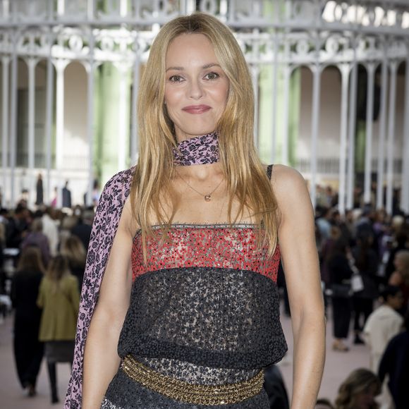 L'atmosphère pittoresque, vivante et lumineuse de ce célèbre quartier du 18e arrondissement a profondément inspiré la chanteuse.

Vanessa Paradis au Front Row du défilé de mode féminine Chanel printemps-été 2025 lors de la Fashion Week de Paris (PFW), au Grand Palais, à Paris, France, le 1er octobre 2024. © Olivier Borde/Bestimage