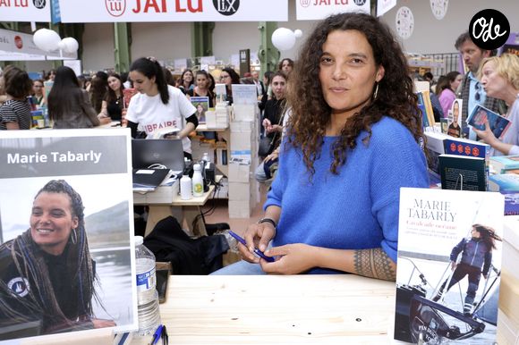 "Ce rhum, je l'ai voulu, choisi chez St James. Il est agricole, bio et bien sûr Martiniquais. Je voulais un rhum qui se suffise à lui-même, et qu'il soit une porte d'entrée pour ceux qui découvrent le rhum blanc."

Marie Tabarly fille de Eric Tabarly - Festival du Livre de Paris 2025 au Grand Palais à Paris le 12 avril 2025.
© Cédric Perrin / Bestimage