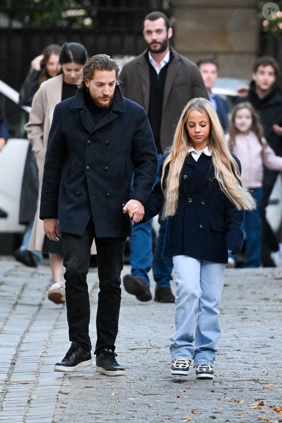 Jean Sarkozy et Giulia Sarkozy - Le clan Sarkozy à la sortie du domicile de Nicolas Sarkozy domicile parisien avant son incarcération à la prison de La Santé à Paris, France, le 21 octobre 2025. Nicolas Sarkozy purgera une peine de cinq ans de prison après avoir été reconnu coupable d'association de malfaiteurs en lien avec un projet de financement de la campagne électorale de 2007 de l'ancien dictateur libyen Mouammar Kadhafi. Nicolas Sarkozy, qui a connu de nombreux ennuis judiciaires depuis sa défaite à la réélection en 2012, sera incarcéré le 21 octobre 2025 pour un projet visant à obtenir des fonds libyens pour sa campagne présidentielle victorieuse de 2007, devenant ainsi le premier ancien dirigeant d'un pays de l'Union européenne à purger une peine de prison. L'ancien dirigeant français a fait appel du verdict et dénoncé une "injustice". © Bestimage