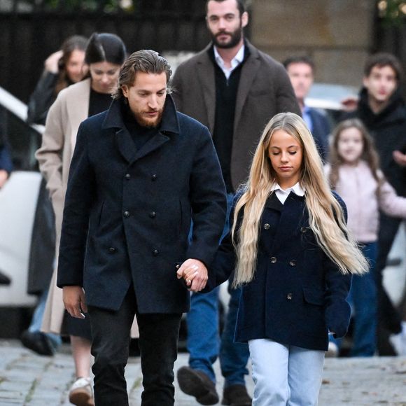 Jean Sarkozy et Giulia Sarkozy - Le clan Sarkozy à la sortie du domicile de Nicolas Sarkozy domicile parisien avant son incarcération à la prison de La Santé à Paris, France, le 21 octobre 2025. Nicolas Sarkozy purgera une peine de cinq ans de prison après avoir été reconnu coupable d'association de malfaiteurs en lien avec un projet de financement de la campagne électorale de 2007 de l'ancien dictateur libyen Mouammar Kadhafi. Nicolas Sarkozy, qui a connu de nombreux ennuis judiciaires depuis sa défaite à la réélection en 2012, sera incarcéré le 21 octobre 2025 pour un projet visant à obtenir des fonds libyens pour sa campagne présidentielle victorieuse de 2007, devenant ainsi le premier ancien dirigeant d'un pays de l'Union européenne à purger une peine de prison. L'ancien dirigeant français a fait appel du verdict et dénoncé une "injustice". © Bestimage