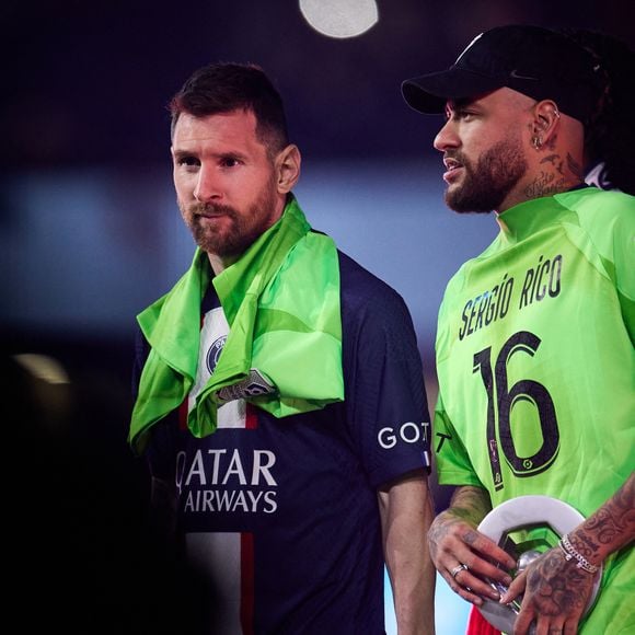 Lionel Messi et Neymar Jr. lors de la cérémonie de remise du trophée de champion de France au Paris Saint-Saint-Germain (PSG) après le match de football Ligue 1 Uber Eats opposant le Paris Saint-Germain (PSG) au Clermont Foot 63 au Parc des Princes à Paris, France, le 3 juin 2023. Clermont a gagné 3-2. © Cyril Moreau/Bestimage