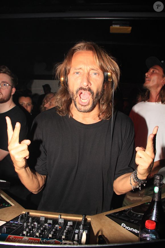 Bob Sinclar mixe aux platines devant ses enfants lors d'une soirée au VIP Room à Saint-Tropez le 26 juillet 2023. © Philippe Baldini/Bestimage