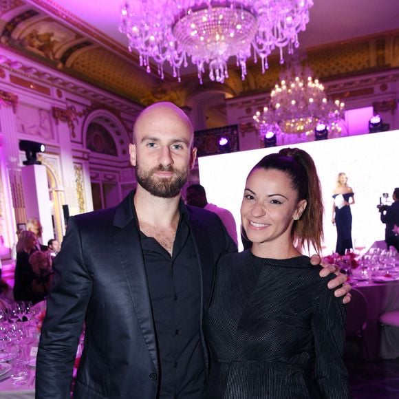 Denitsa Ikonomova (enceinte) et son compagnon François Alu - Photocall du 5ème gala de charité de l'association "Les Bonnes Fées" à l'occasion de la campagne mondiale "Octobre Rose" à l'hôtel Peninsula, Paris le 3 octobre 2024. A l'occasion de la campagne mondiale "Octobre Rose", l'hôtel Peninsula Paris lance son programme caritatif "Peninsula in Pink", dont les bénéfices de 254 400 Euros seront reversés à l'association "Les Bonnes Fées". © Rachid Bellak/Bestimage