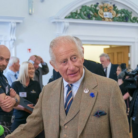Vous rêvez de dormir un jour à Sandringham ? 

Le roi Charles III d'Angleterre, lors d'une visite à Campbeltown (Écosse) ALPHA AGENCY / BESTIMAGE