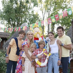 Exclusif - Élodie Gossuin (Miss France 2001) en famille : Jules, Elodie, Joséphine, Léonard, Rose et Bertrand Lacherie lors de l'opération "L'été gaulois fait son grand retour au Parc Astérix" à Plailly le 8 juillet 2022. © Christophe Aubert via Bestimage