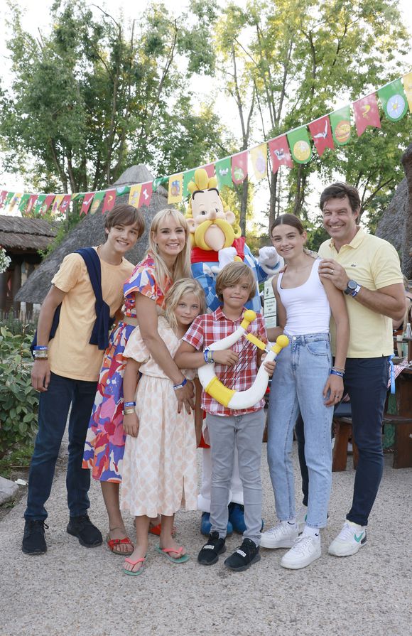 Exclusif - Élodie Gossuin (Miss France 2001) en famille : Jules, Elodie, Joséphine, Léonard, Rose et Bertrand Lacherie lors de l'opération "L'été gaulois fait son grand retour au Parc Astérix" à Plailly le 8 juillet 2022. © Christophe Aubert via Bestimage