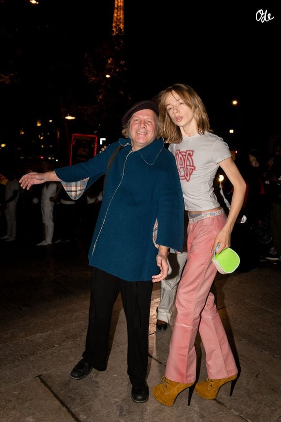 Son père, coiffé d’un béret, a posé à ses côtés avec complicité.

Philippe Katerine et son fils Billy - Les célébrités au défilé Jean-Paul Gaultier collection printemps / été 2027 lors de la fashion week à Paris le 4 octobre 2026. © Florian Lavielle / Bestimage