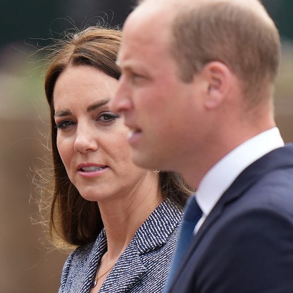 Mais dernièrement, le futur roi d'Angleterre a intrigué l'ensemble de la presse britannique...

Le prince William et Catherine Kate Middleton assistent à l'ouverture officielle du mémorial Glade of Light à Manchester le 10 mai 2022. (Julien Burton / Bestimage).