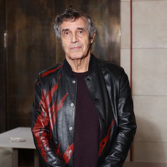 Il se trouvait aux côtés de son épouse et de leur fils Léonard.

Julien Clerc lors de la nomination de Stéphane Bern comme Pape du Patrimoine lors de la Saint Clément au restaurant Alain Ducasse Baccarat, à Paris, France, le 20 novembre 2025. © Denis Guignebourg/Bestimage