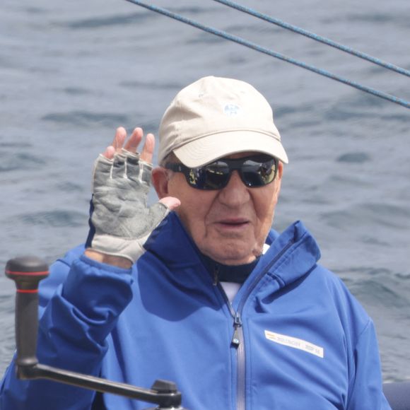Le roi Juan Carlos retourne au port après un jour de navigation le 21 juin 2025 à Sanxenxo en Espagne.


Photo : Europa Press / Bestimage