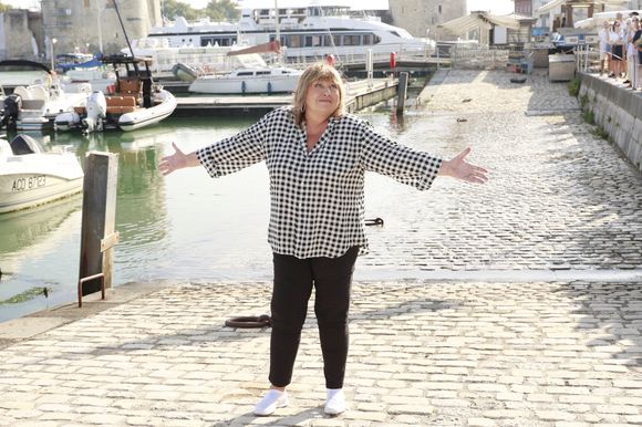 Pourtant, lors d'un jeu sur RTL, l'actrice a révélé un détail cocasse sur la distance qu'elle garde vis-à-vis de son ex-mari.

Michele Bernier de la série Parfum du Bonheur 
La 27e édition du Festival de la Fiction de La Rochelle, vendredi 19 eptembre 2025. © Christophe Aubert via Bestimage