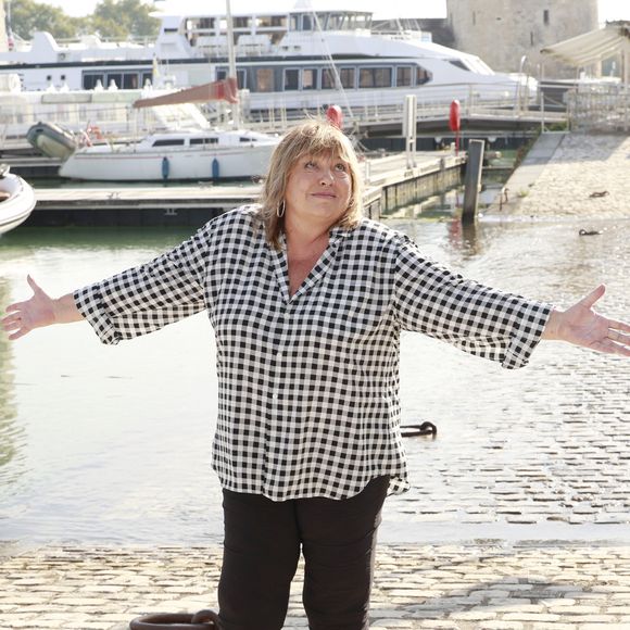 Pourtant, lors d'un jeu sur RTL, l'actrice a révélé un détail cocasse sur la distance qu'elle garde vis-à-vis de son ex-mari.

Michele Bernier de la série Parfum du Bonheur 
La 27e édition du Festival de la Fiction de La Rochelle, vendredi 19 eptembre 2025. © Christophe Aubert via Bestimage