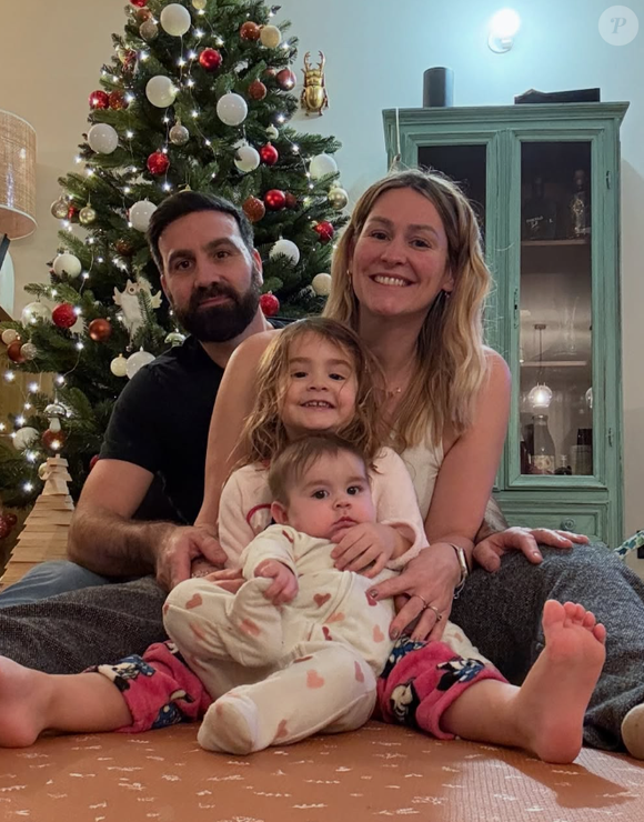 Laure et Matthieu de "Mariés au premier regard" avec leurs filles Lya et Rose, le 16 décembre 2024