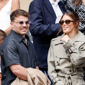 Un parenthèse luxe et paradisiaque qui fait du bien au moral !

Antoine Dupont et sa compagne Iris Mittenaere en tribunes lors de la finale messieurs des Internationaux de France de Tennis de Roland Garros 2025 (jour 15), à Paris, France, le 8 juin 2025. © Cyril Moreau/Bestimage