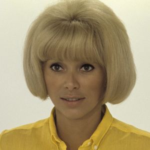 Archives - En France, à Paris, Mireille Darc sur un plateau le 3 mars 1967.