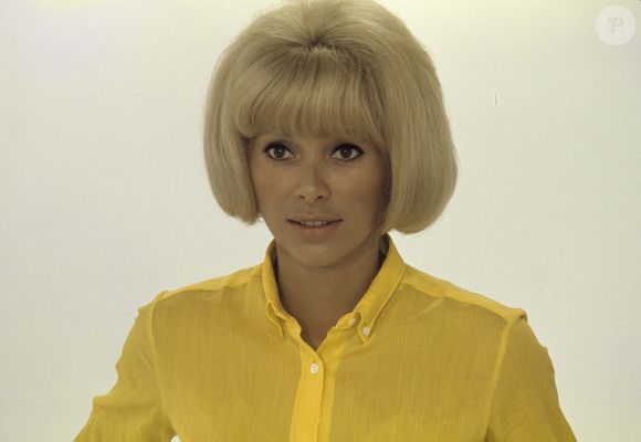 Archives - En France, à Paris, Mireille Darc sur un plateau le 3 mars 1967.