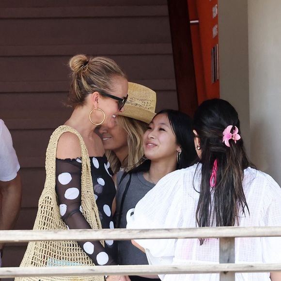 Exclusif - Laeticia Hallyday accompagnée de son compagnon Frédéric Suant et de sa fille Joy sont aller accueillir Jade à l'aéroport de Saint-Barthélemy-Rémy-de-Haenen où tout le monde se retrouve pour le 50ème anniversaire de Laeticia, à Saint-Jean, Saint-Barthélémy, Antilles françaises, France, le 15 mars 2025. © DOMINIQUE JACOVIDES / BESTIMAGE