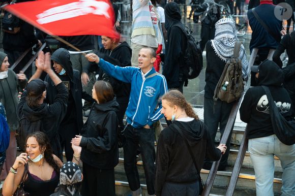 Manifestation du mouvement "bloquons tout" dans le quartier de la Gare du Nord à Paris le 10 septembre 2025.

© Jonathan Jacob / Bestimage