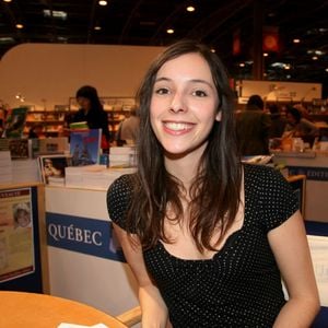 Lolita Sechan (fille du chanteur Renaud) pose lors de la dernière journée du Salon du Livre de Paris qui s'est tenue à la Porte de Versailles à Paris, France, le 27 mars 2007. Photo par Denis Guignebourg/ABACAPRESS.COM