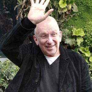 Jean-Paul Gaultier vit dans une discrète maison au cœur du Marais, à Paris.

Les arrivées du défilé de mode Jean-Paul Gaultier lors de la Fashion Week de Paris, Prêt-à-Porter Femme Printemps-Été au musée du quai Branly à Paris. © Christophe Aubert via Bestimage