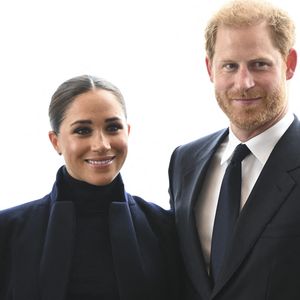 Les documents tant attendus seraient finalement arrivés six mois après la demande initiale, alors que le délai habituel est d’environ trois semaines. De quoi s'interroger !

Le prince Harry, duc de Sussex et Meghan Markle, duchesse de Sussex, en visite à New York, le 23 septembre 2021. © Taidgh Barron/Zuma Press/Bestimage