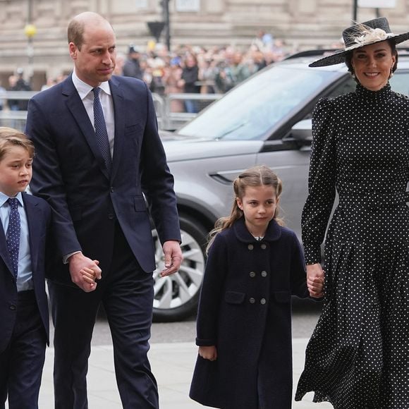 Le prince William, duc de Cambridge, et Catherine (Kate) Middleton, duchesse de Cambridge, avec leurs enfants, le prince George de Cambridge et la princesse Charlotte de Cambridge lors du service d'action de grâce en hommage au prince Philip, duc d’Edimbourg, à l'abbaye de Westminster à Londres, Royaume Uni, le 29 mars 2022. Le prince Philip, duc d’Edimbourg, est décédé le 9 avril 2021. © Julien Burton/Bestimage