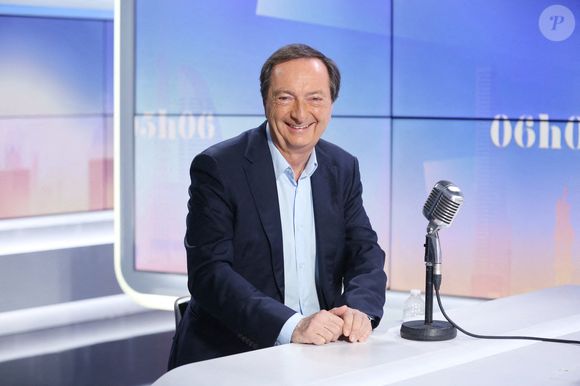 Élu en tête des personnalités de la société civile avec 25 % des voix, il récuse toute ambition présidentielle déclarée, tout en assumant une réflexion sur son rôle dans la société. 

Michel-Edouard Leclerc pose pour des photos avant une interview dans les studios de RMC/BFMTV à Paris, France. Photo by Jerome Domine/ABACAPRESS.COM
