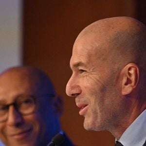 L'ancien international français de football Zinédine Zidane (à droite) s'exprime aux côtés du président de la Fédération française de football, Philippe Diallo (à gauche), lors d'une conférence de presse visant à le présenter comme le nouveau sélectionneur de l'équipe de France, au siège de la Fédération française de football (FFF) à Paris, le 28 juillet 2026. © Christian Liewig/Bestimage