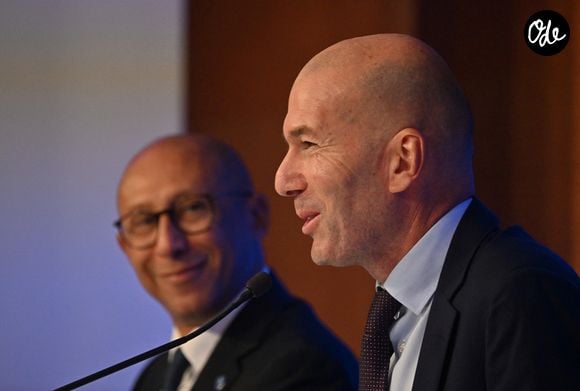 L'ancien international français de football Zinédine Zidane (à droite) s'exprime aux côtés du président de la Fédération française de football, Philippe Diallo (à gauche), lors d'une conférence de presse visant à le présenter comme le nouveau sélectionneur de l'équipe de France, au siège de la Fédération française de football (FFF) à Paris, le 28 juillet 2026. © Christian Liewig/Bestimage