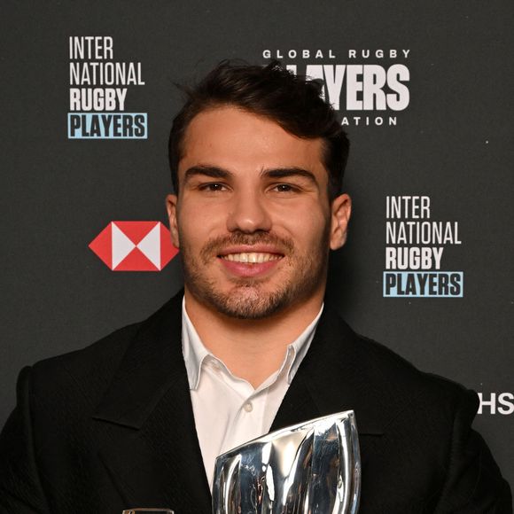 Un célèbre chef valide le nouveau restaurant d’Antoine Dupont

Antoine Dupont durant la cérémonie des World Rugby Awards à la salle des Etoiles à Monaco. © Bruno Bebert/Bestimage