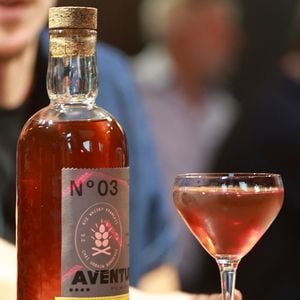 Exclusif - Jean Dujardin et ses trois partenaires, Antoine Gravouil, Olivier Carsoule et Éric Lafon, fondateurs de la distillerie Bordeaux Distilling Co, basée dans le quartier de Bacalan, lancent leur premier whisky, au nom évocateur : Aventure, à Bordeaux, France, le 1er octobre 2025.  © Fabien Cottereau/Bestimage