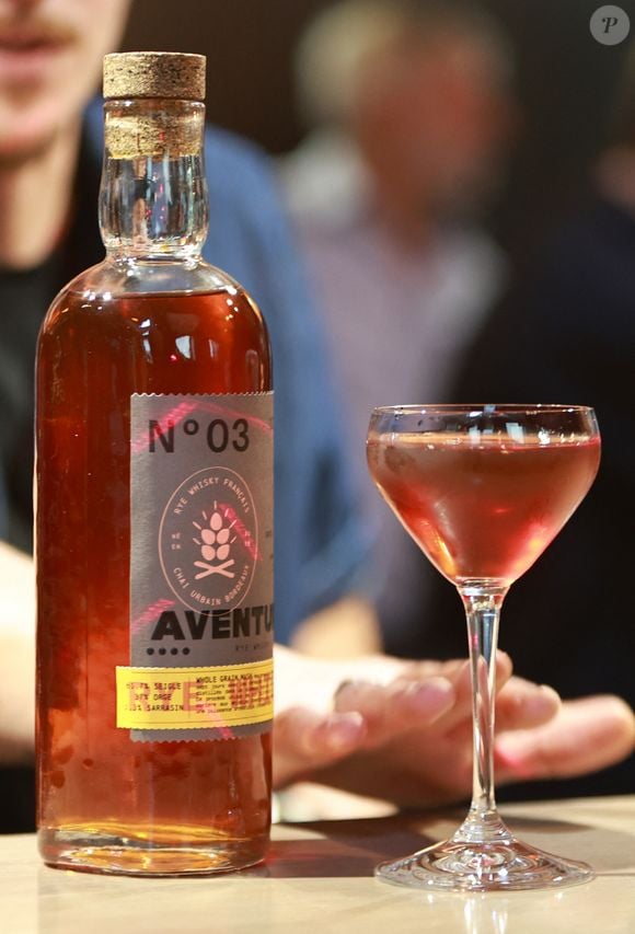 Exclusif - Jean Dujardin et ses trois partenaires, Antoine Gravouil, Olivier Carsoule et Éric Lafon, fondateurs de la distillerie Bordeaux Distilling Co, basée dans le quartier de Bacalan, lancent leur premier whisky, au nom évocateur : Aventure, à Bordeaux, France, le 1er octobre 2025. © Fabien Cottereau/Bestimage