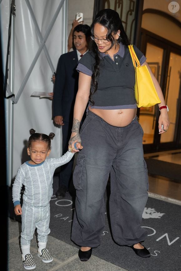 Rihanna et son fils Riot arrivent à l'hôtel Royal Monceau à Paris le 2 juillet 2025.

© Yehiel Chekroune / Bestimage