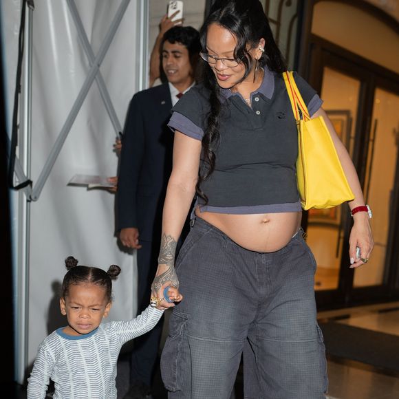 Rihanna et son fils Riot arrivent à l'hôtel Royal Monceau à Paris le 2 juillet 2025.

© Yehiel Chekroune / Bestimage