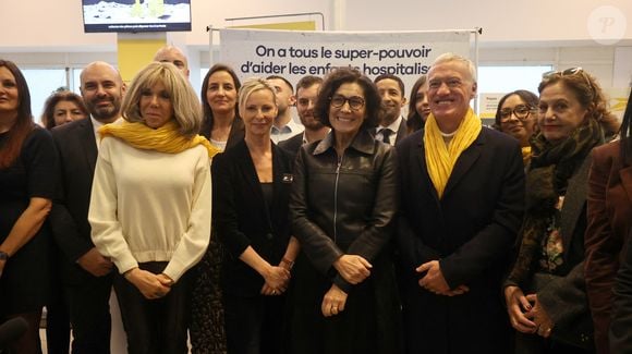 Le sélectionneur de l'équipe de France de football Didier Deschamps et Brigitte Macron se tiennent devant le bureau de poste principal de Bordeaux, dans le sud-ouest de la France, le 8 janvier 2025, alors qu'ils lancent l'édition 2025 du fonds de charité appelé "Opérations pièces jaunes", dont la fondation vise à améliorer les conditions des enfants hospitalisés. Le sélectionneur de l'équipe de France, vainqueur de la Coupe du monde 2018, Didier Deschamps, a annoncé le 8 janvier 2025 qu'il quitterait son poste après la phase finale de 2026. © Fabien Cottereau - Patrick Bernard/Bestimage