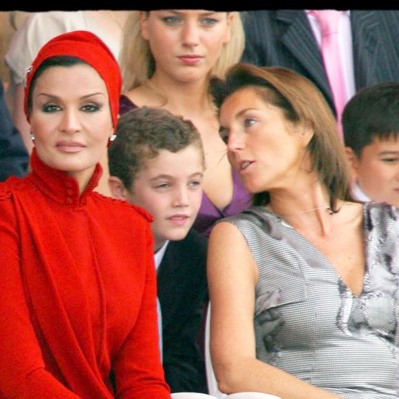 En rallongeant les coupes, en couvrant les bras ou en doublant des éléments transparents, elle transforme ces silhouettes de défilés en pièces strictement uniques. 

Cécilia Sarkozy et la femme de l'émir du Qatar, Cheikh Hamad ben Khalifa Al Thani. Derrière : Jeanne-Marie Martin et Louis Sarkozy – tribunes – défilé du 14 Juillet sur les Champs-Élysées. ALAIN GUIZARD / BESTIMAGE