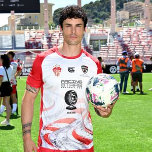 Baptiste Giabiconi lors du match de football caritatif au stade Louis II de Monaco opposant les Barbagiuans aux pilotes de l'équipe Nazionale Piloti dans le cadre de la "Racing Stars Football Cup" le 3 juin 2026.
Depuis 35 ans, des pilotes automobiles participent chaque année à un match de football caritatif organisé à Monaco. Ce " match des pilotes " a accueilli tous les plus grands de la Formule 1, y compris Michael Schumacher. En 2025, une nouvelle mouture a vu le jour, la Racing Stars Football Cup, sous la houlette de Louis Ducruet, le fils de la princesse Stéphanie. Ce 3 juin 2026, avait lieu la deuxième édition de l'événement caritatif, organisé au profit de deux associations.
Les fonds récoltés lors de l'événement seront reversés à deux associations. La première est " Mercy Ships ", qui déploie des navires-hôpitaux afin d'offrir des soins chirurgicaux gratuits en Afrique. La seconde association est " Les Soins de l'espoir ", qui est engagée auprès d'enfants et d'adultes défavorisés en Asie du Sud-Est, notamment au Vietnam.
Les Barbagiuans ont remporté le match 6 - 2

© Bruno Bebert / Bestimage