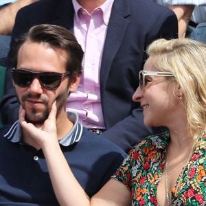 Marilou Berry et son compagnon Alexis dit Le Diamantaire (artiste street art) - Les célébrités dans les tribunes
 lors des internationaux de France de Roland-Garros à Paris, le 4 juin 2017. © Dominique Jacovides-Cyril Moreau/Bestimage