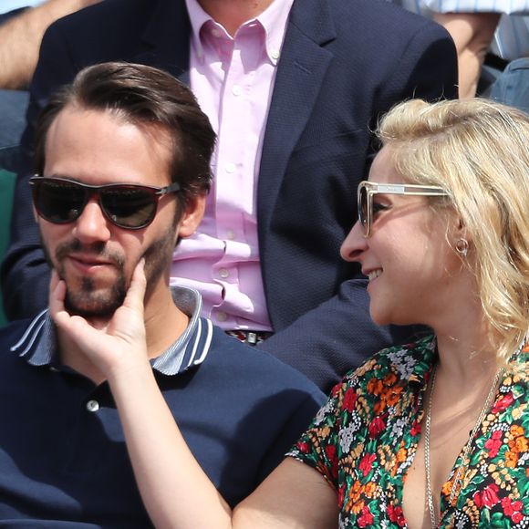 Marilou Berry et son compagnon Alexis dit Le Diamantaire (artiste street art) - Les célébrités dans les tribunes
 lors des internationaux de France de Roland-Garros à Paris, le 4 juin 2017. © Dominique Jacovides-Cyril Moreau/Bestimage
