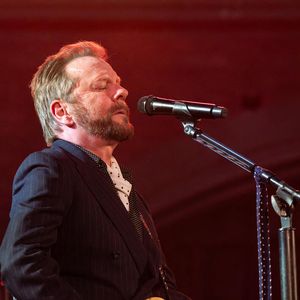 Le 12 mai 2026, Londres, Royaume-Uni : Kiefer Sutherland sur scène avec son groupe. Kiefer Sutherland joue à la London Union Chapel avec son groupe dans le cadre de sa tournée ' Love Will Bring You Home ' 2026. (Crédit image : © Bonnie Britain/SOPA Images via ZUMA Press / Bestimage Wire / Bestimage)