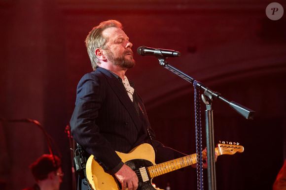 Le 12 mai 2026, Londres, Royaume-Uni : Kiefer Sutherland sur scène avec son groupe. Kiefer Sutherland joue à la London Union Chapel avec son groupe dans le cadre de sa tournée ' Love Will Bring You Home ' 2026. (Crédit image : © Bonnie Britain/SOPA Images via ZUMA Press / Bestimage Wire / Bestimage)