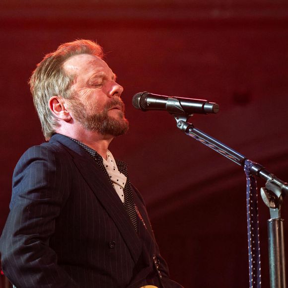 Le 12 mai 2026, Londres, Royaume-Uni : Kiefer Sutherland sur scène avec son groupe. Kiefer Sutherland joue à la London Union Chapel avec son groupe dans le cadre de sa tournée ' Love Will Bring You Home ' 2026. (Crédit image : © Bonnie Britain/SOPA Images via ZUMA Press / Bestimage Wire / Bestimage)