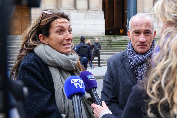 "Accessoirement, j'avais 10 kg de trop. Quand vous arrivez dans un fauteuil où l'image est primordiale, c'est compliqué, surtout pour la journaliste de terrain que j'étais."

Anne-Claire Coudray et Gilles Bouleau - Sortie des obsèques de Catherine Laborde en l’église Saint-Roch à Paris, le 6 février 2025. Décédée le 28 janvier 2025 à l'âge de 73 ans, l'ancienne présentatrice météo de TF1 (1988 - 2017) était atteinte de la maladie neurodégénérative à corps de Lewy. 
© Jacovides - Moreau / Bestimage